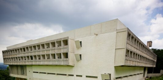 Sainte-Marie de La Tourette | Bild: Aurelien Guichard (flickr.com) | Lizenz: CC BY-SA 2.0 (https://creativecommons.org/licenses/by-sa/2.0/)