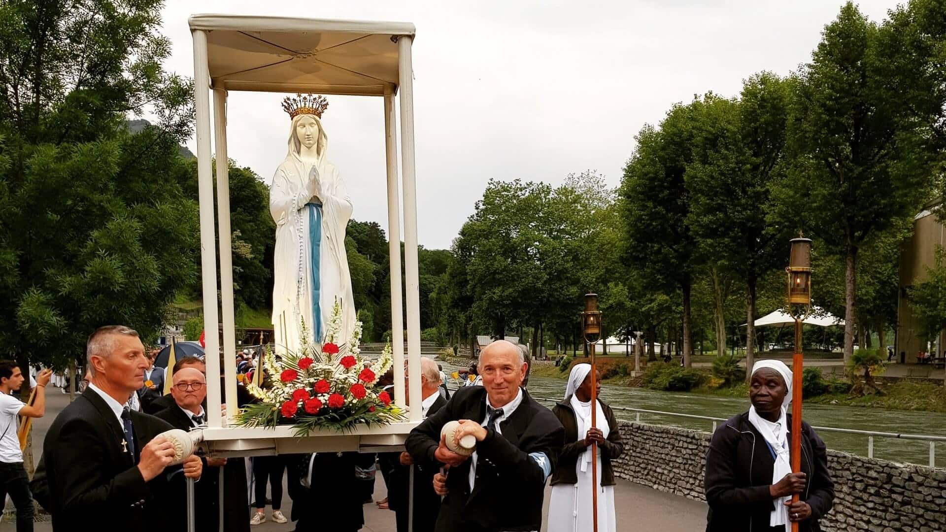 Marienstatue von der Lichterprozession in Lourdes