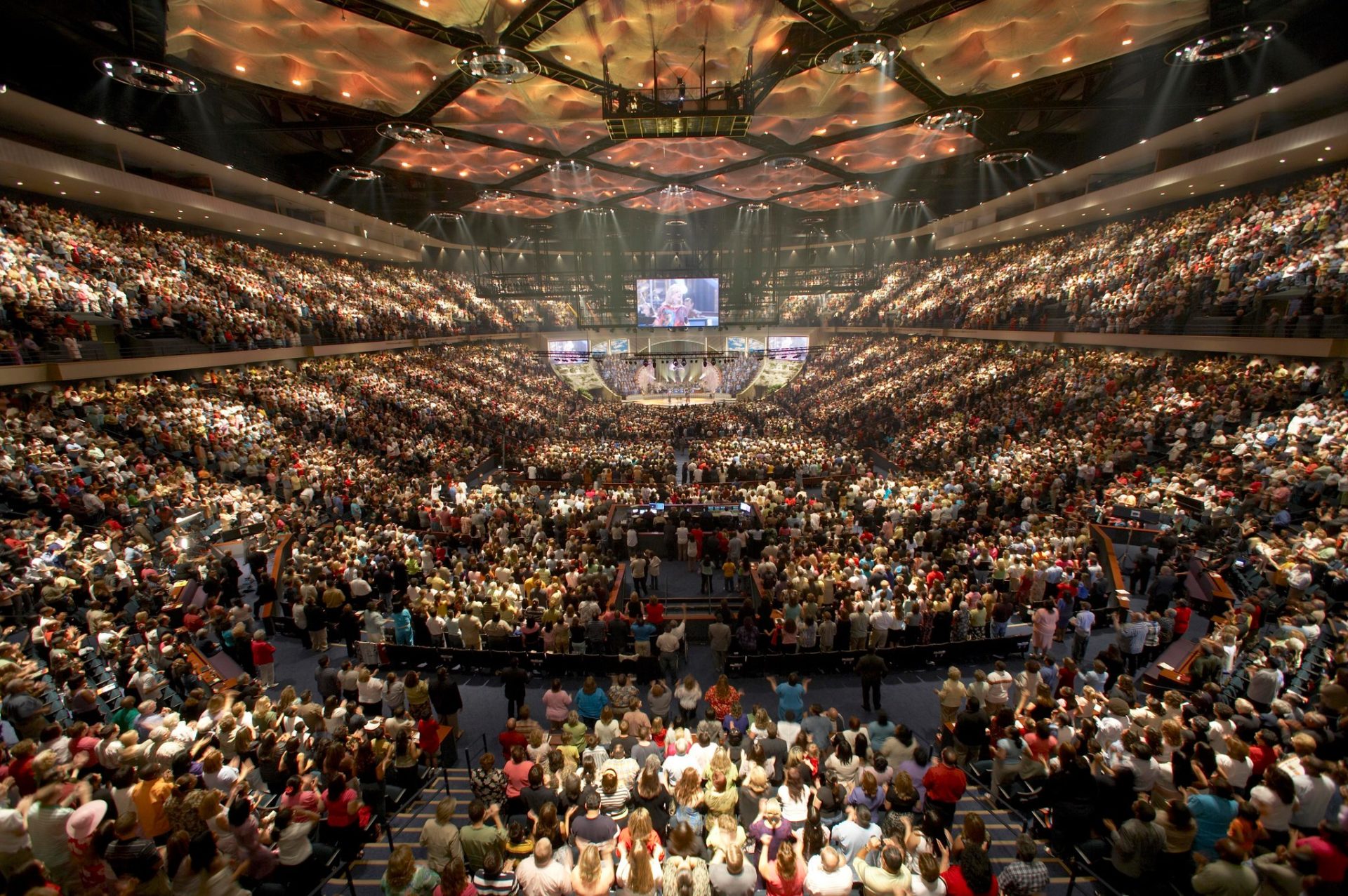 Lakewood Church in Houston, Texas | The original uploader was ToBeDaniel at Italian Wikipedia., CC BY 3.0 , via Wikimedia Commons