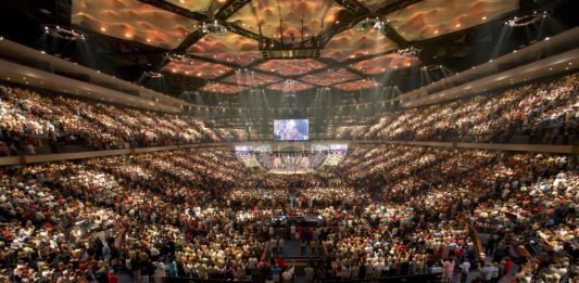 Lakewood Church in Houston, Texas | The original uploader was ToBeDaniel at Italian Wikipedia., CC BY 3.0 , via Wikimedia Commons