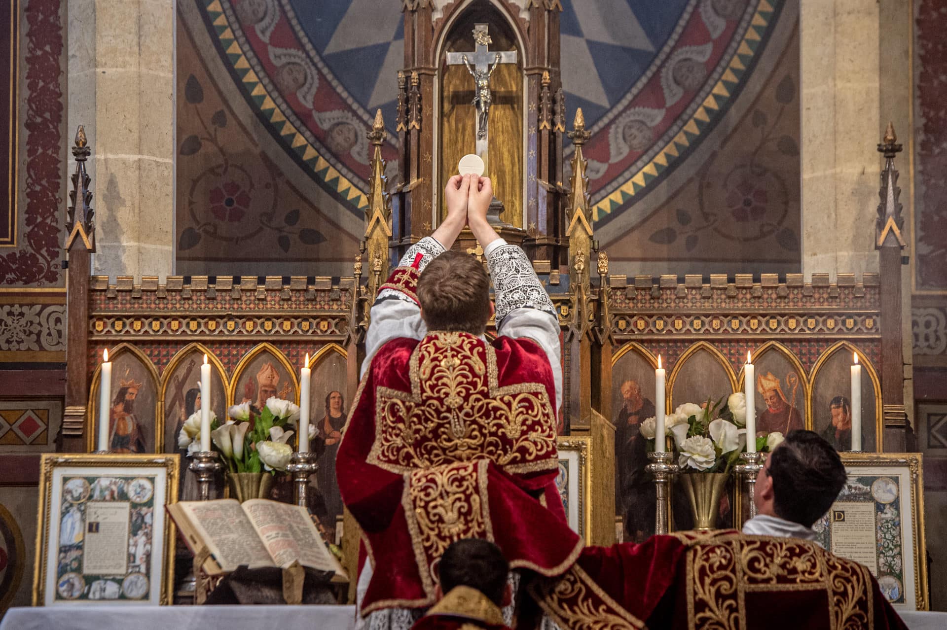 Ein Priester während der Elevation der Hostie in der Alten Messe | Bild: Joseph Shaw | flickr.com/photos/josephshaw/ | Lizenz: CC BY-NC-SA 2.0 (https://creativecommons.org/licenses/by-nc-sa/2.0/)