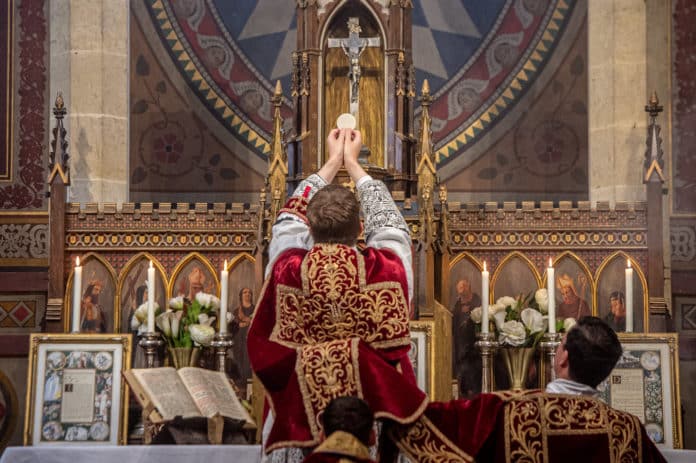 Ein Priester während der Elevation der Hostie in der Alten Messe | Bild: Joseph Shaw | flickr.com/photos/josephshaw/ | Lizenz: CC BY-NC-SA 2.0 (https://creativecommons.org/licenses/by-nc-sa/2.0/)