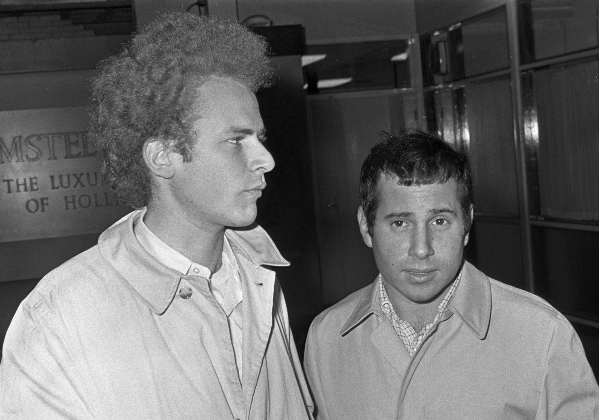 Simon & Garfunkel am Flughafen Schiphol, Niederlande, 1966 | Bild: Nationaal Archief, Den Haag, Rijksfotoarchief: Fotocollectie Algemeen Nederlands Fotopersbureau (ANEFO), 1945-1989 - negatiefstroken zwart/wit, nummer toegang 2.24.01.05, bestanddeelnummer 919-3036, CC BY-SA 3.0 NL , via Wikimedia Commons