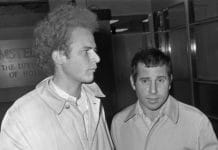 Simon & Garfunkel am Flughafen Schiphol, Niederlande, 1966 | Bild: Nationaal Archief, Den Haag, Rijksfotoarchief: Fotocollectie Algemeen Nederlands Fotopersbureau (ANEFO), 1945-1989 - negatiefstroken zwart/wit, nummer toegang 2.24.01.05, bestanddeelnummer 919-3036, CC BY-SA 3.0 NL , via Wikimedia Commons