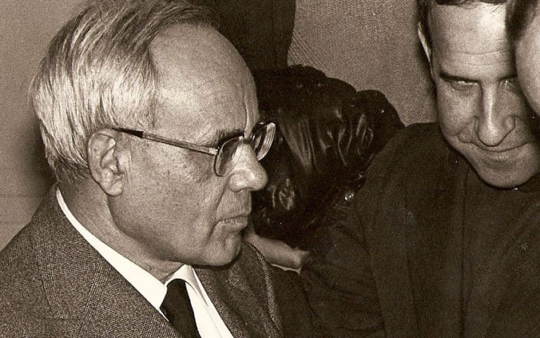 Karl Rahner SJ mit Krawatte im Gespräch (1974) | Bild: Jesromtel, CC BY 3.0 , via Wikimedia Commons