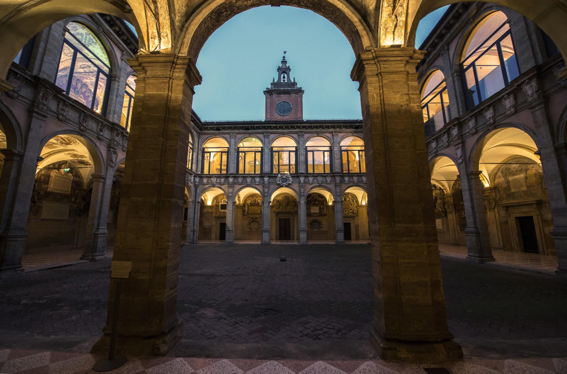 Palazzo dell’Archiginnasio, Sitz der Università di Bologna von 1563 bis 1803 | Wwikiwalter, CC BY-SA 4.0 , via Wikimedia Commons